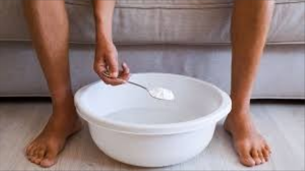  Bicarbonato de sodio y sal: la mezcla natural que elimina hongos, exfolia y alivia la hinchazón en los pies. Así se usa correctamente